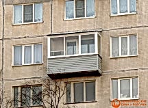 Балкон проведал с крышей профлист. Сайдинг серый